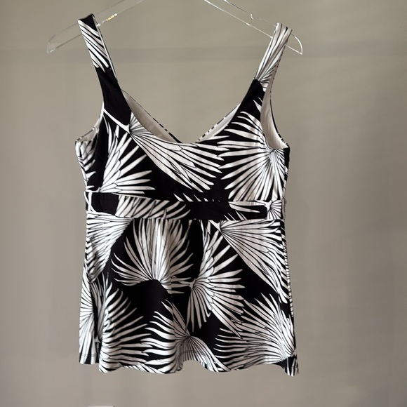 Tommy Bahama Black and White Leaf Print Camisole. Size Medium - Picture 2 of 3